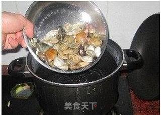鲜美蛤蜊汤河粉的做法步骤:2