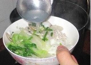 鲜美蛤蜊汤河粉的做法步骤:8