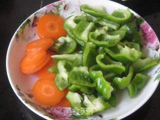 胡萝卜青椒炒肉片的做法步骤:2
