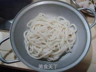 锅仔海鲜乌冬面的做法步骤：2