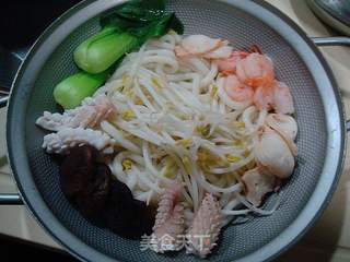 锅仔海鲜乌冬面的做法步骤：4