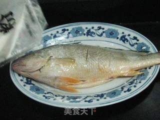 豆瓣酱烧黄鱼的做法步骤:2