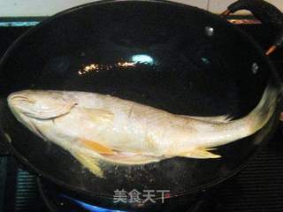 豆瓣酱烧黄鱼的做法步骤:3