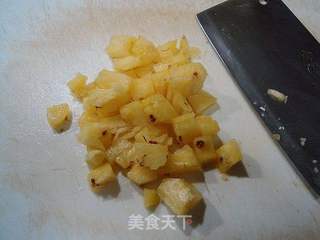 菠萝海鲜焗饭的做法步骤：2