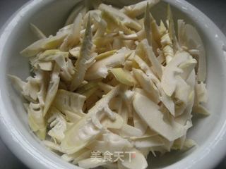 来自春天的美味——家常酸菜竹笋的做法步骤：1