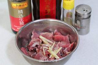 粤菜之经典的一道酸甜可口的开胃菜——【菠萝咕咾肉】的做法步骤:2