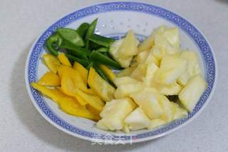 粤菜之经典的一道酸甜可口的开胃菜——【菠萝咕咾肉】的做法步骤:4