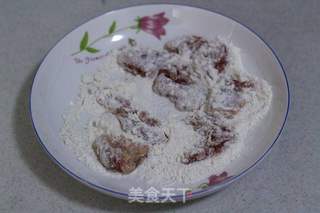 粤菜之经典的一道酸甜可口的开胃菜——【菠萝咕咾肉】的做法步骤:7