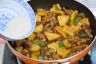 粤菜之经典的一道酸甜可口的开胃菜——【菠萝咕咾肉】的做法步骤:14
