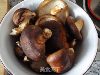 香菇鸡汤的做法步骤：2