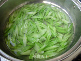 家常菜----西芹炒百合的做法步骤:2