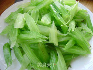 家常菜----西芹炒百合的做法步骤:3