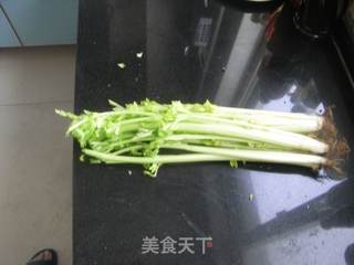 芹菜炒肉丝的做法步骤：2