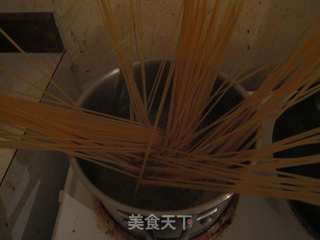 【培根蛋酱意面】spaghetti de carbonara的做法步骤：2