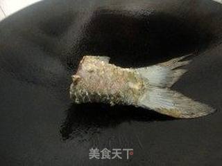 鲜甜鱼尾汤的做法步骤:2