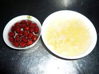山药银耳米酒大枣羹的做法步骤:2