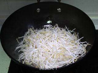 韭菜豆芽炒虾干 打造5分钟快手家常菜的做法步骤:2
