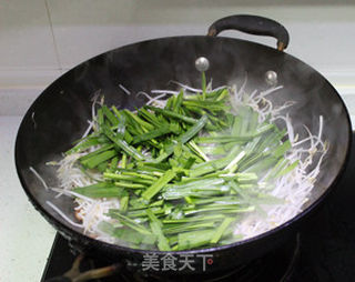 韭菜豆芽炒虾干 打造5分钟快手家常菜的做法步骤:3