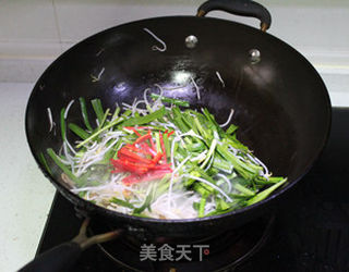 韭菜豆芽炒虾干 打造5分钟快手家常菜的做法步骤：4