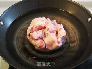 【如花美眷】红菜头豆干猪手汤的做法步骤:2