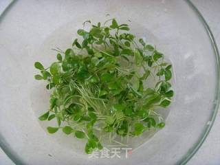 香椿苗拌核桃仁的做法步骤:2