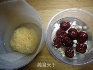红枣莲子银耳羹的做法步骤:2