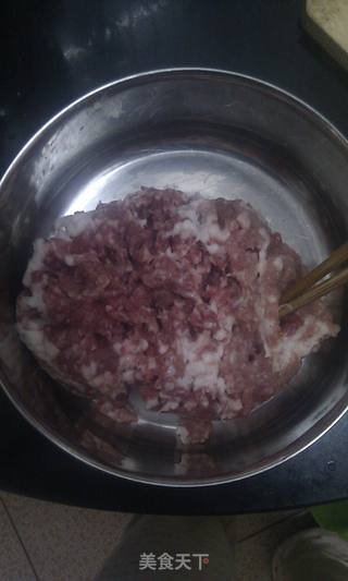 韭菜荸荠猪肉水饺的做法步骤:2