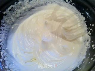 不用烤箱也能做的生日蛋糕——草莓慕斯蛋糕的做法步骤:9