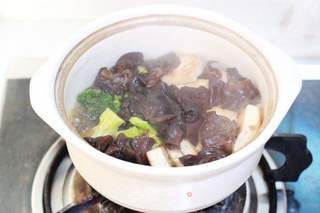 用脑一族健脑益智的平民家常菜——【蚝汁桃仁木耳豆腐煲】的做法步骤:9
