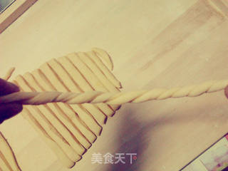 蜂蜜鸡蛋小麻花的做法步骤:9