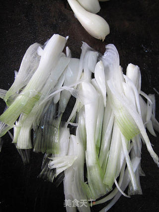 惹味下酒菜—葱香蚝油煎骨的做法步骤:3