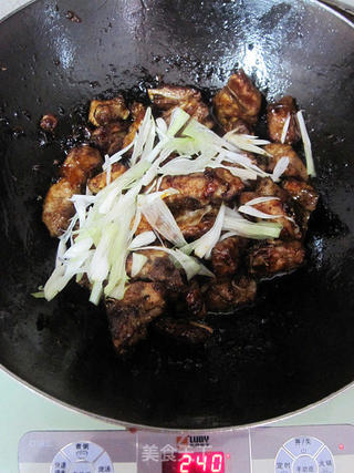 惹味下酒菜—葱香蚝油煎骨的做法步骤:7