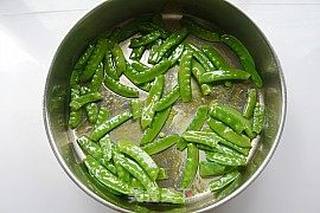 荷兰豆炒虾仁的做法步骤：7