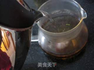 龟苓膏红茶蜂蜜饮的做法步骤：2