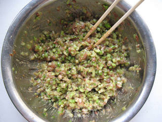 猪肉芹菜蒸饺的做法步骤:5