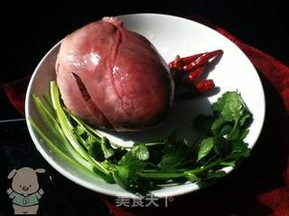 巧做猪心赛狗肉的做法步骤：1