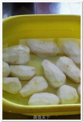 下饭菜----豆豉剁椒蒸芋头的做法步骤:2