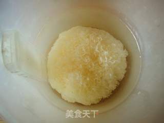 冰糖银耳炖雪梨的做法步骤：2