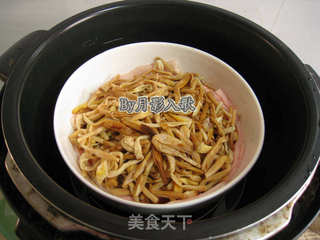 黄花菜扣肉----一口黄花菜一口肉忘记忧愁的做法步骤:10