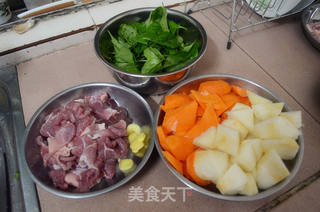 【飞鱼私房菜之养生汤】——枸杞雪梨猪肝瘦肉汤的做法步骤：2