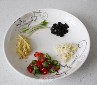 豆豉蒸鲈鱼 新鲜美味,营养丰富的做法步骤:2