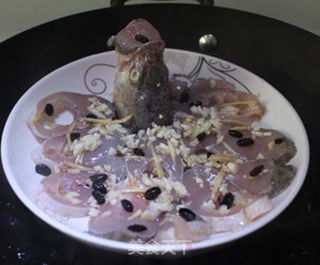 豆豉蒸鲈鱼 新鲜美味,营养丰富的做法步骤:5