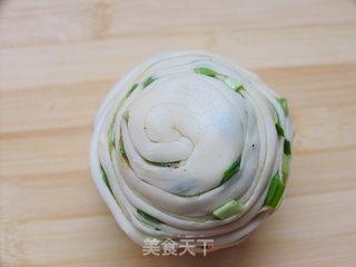 简单三招教你做出超级千层饼——韭香千层饼的做法步骤:9