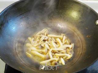 姬菇西红柿炒鸡蛋的做法步骤:6