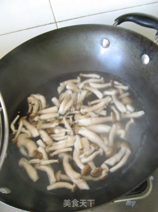 主食篇——【双菇海蛎子锅贴】的做法步骤:2