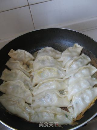 主食篇——【双菇海蛎子锅贴】的做法步骤:17