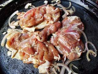 【塔吉锅】鸡腿腊肠煲仔饭的做法步骤:5
