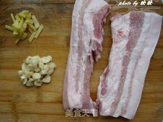 超级下饭——梅菜扣肉的做法步骤：1