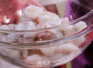 柠檬杏仁虾球沙律的做法步骤:2
