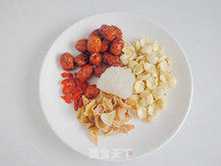 养颜美容—冰糖银耳莲子羹的做法步骤:2